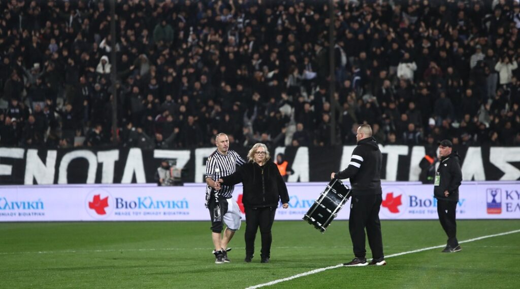 Ανατριχιαστικές στιγμές στην Τούμπα – Μητέρα ενός εκ των θυμάτων της Ρουμανίας χτύπησε το τύμπανο των οργανωμένων στο κέντρο του γηπέδου
