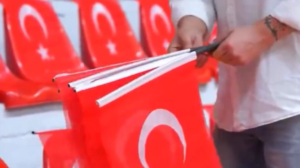 Περιστέρι: Γεμάτο τουρκικές σημαίες το γήπεδο της Πετκίμ