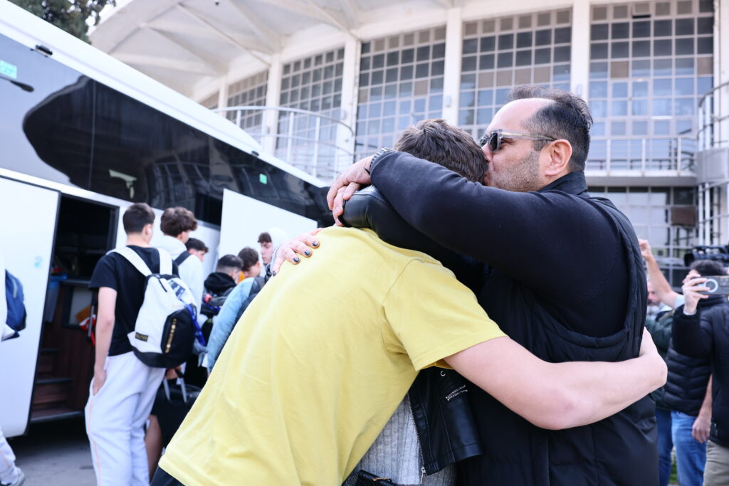 Συγκινητικές στιγμές: Επέστρεψε στη Θεσσαλονίκη η Κ18 του Άρη (+pics)