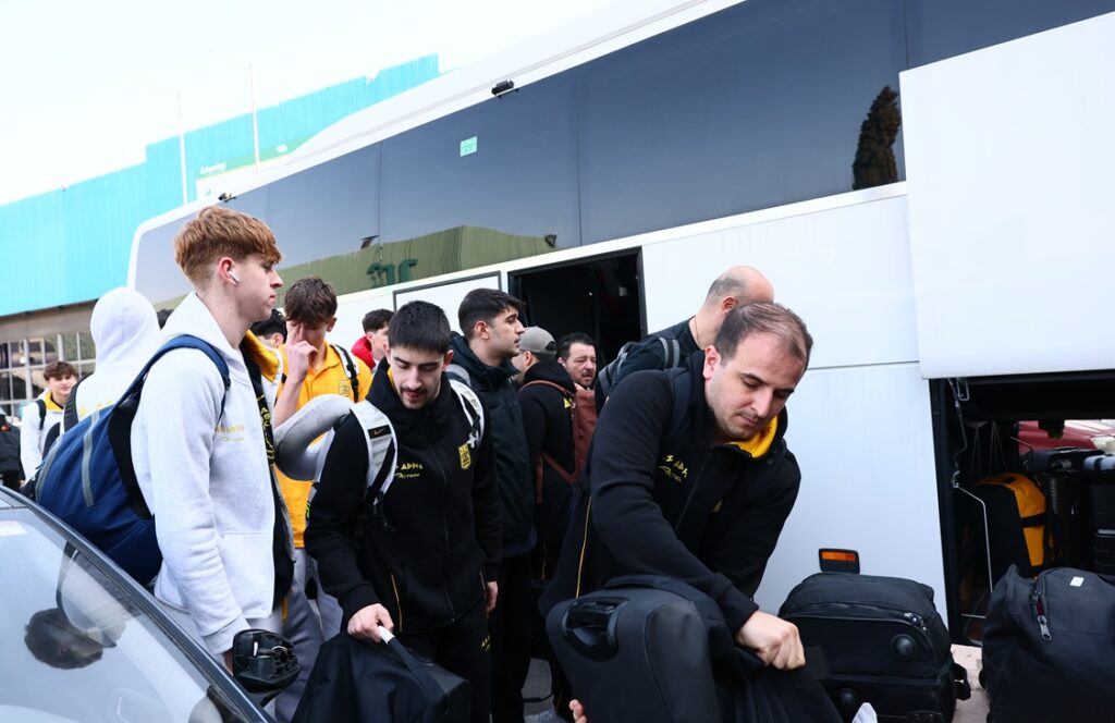 Συγκινητικές στιγμές: Επέστρεψε στη Θεσσαλονίκη η Κ18 του Άρη (+pics)