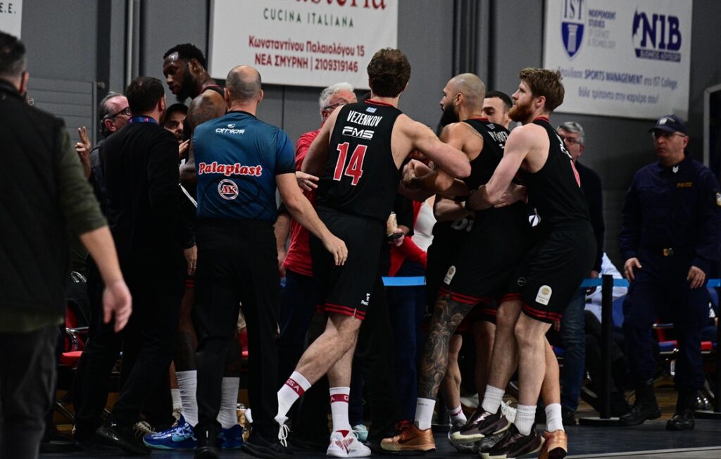 Έξαλλος Φουρνιέ: Επεισόδιο με φίλαθλο στα court seats στον αγώνα με τον Πανιώνιο