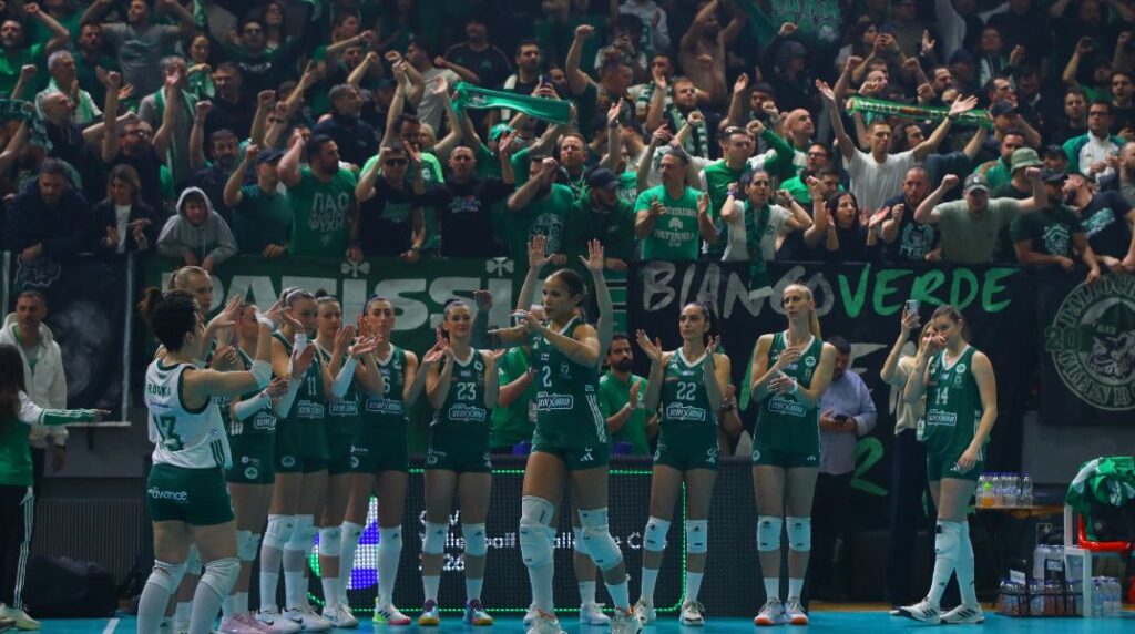 ΑΠΙΘΑΝΕΣ σκηνές στη Γλυφάδα – Ο κόσμος του Παναθηναϊκού αποθέωσε την ομάδα, παρά την απώλεια του Challenge Cup (vid)