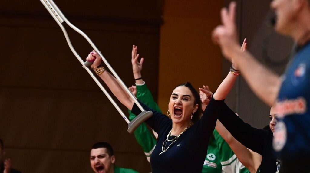 Οι πανηγυρισμοί της Ερντέμ με την πατερίτσα στην παράταση (vid)