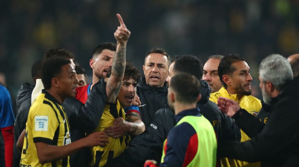 Μεγάλη ένταση μετά το Βόλος-ΑΕΚ στο κέντρο του γηπέδου