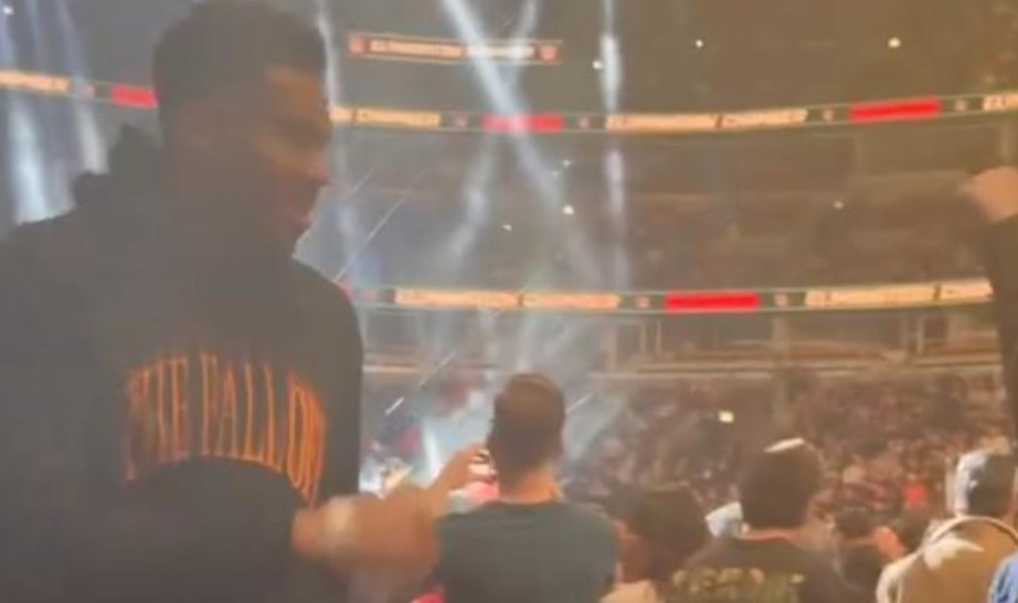 Γιάννης Αντετοκούνμπο: Η εμφάνιση-έκπληξη στο Elimination Chamber του WWE