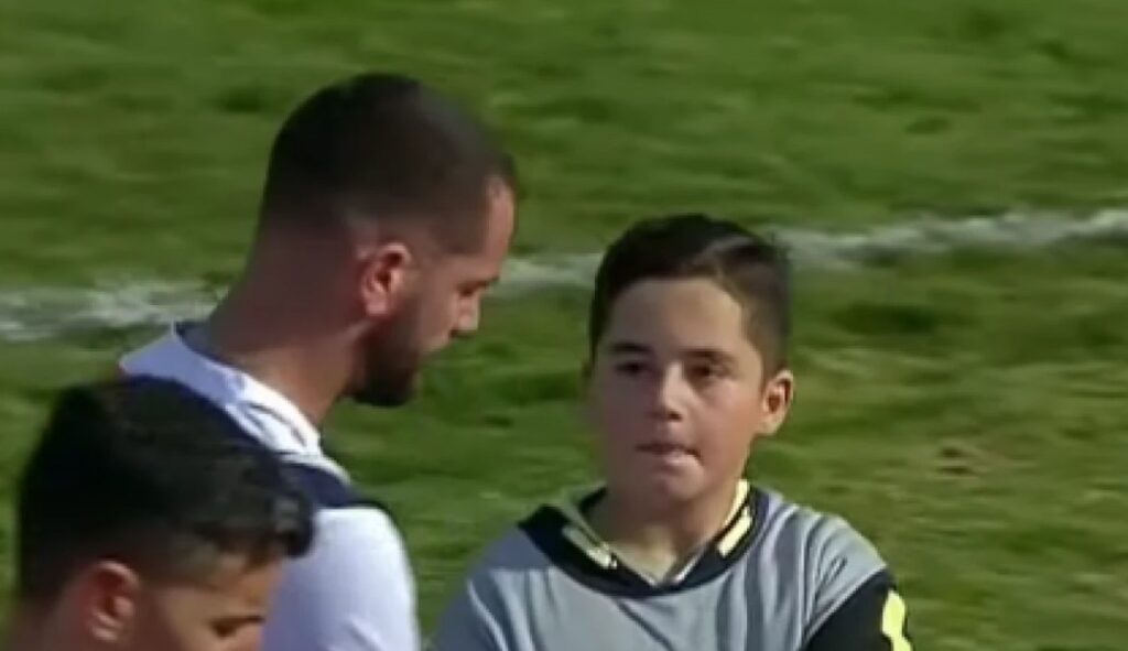 Ηρακλής: Ball boy εισέβαλλε στο γήπεδο και πήρε αυτόγραφα από τους παίκτες του «Γηραιού»