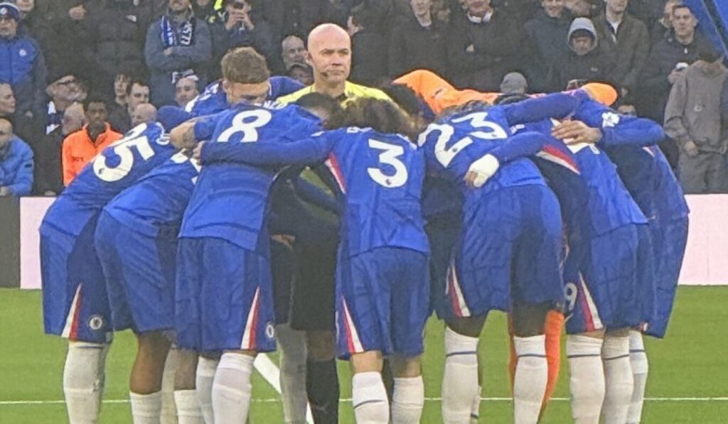 Τσέλσι: Οι παίκτες της «περικύκλωσαν» τον διαιτητή του αγώνα με τη Νιούκαστλ πριν τη σέντρα!