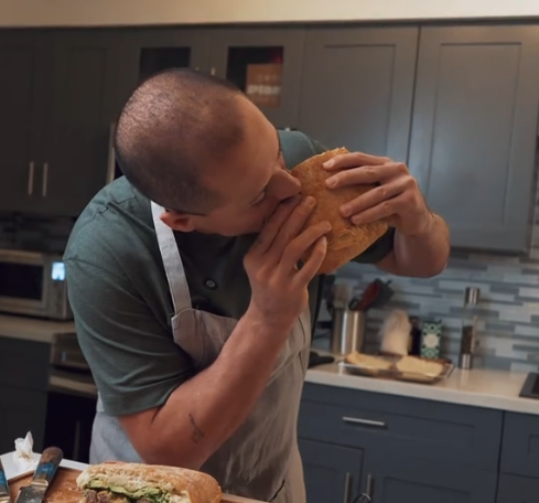 Τσιτσαρίτο σε ρόλο Πετρετζίκη: Φτιάχνει σοβαρή σαντουιτσάρα και γίνεται viral (+vid)