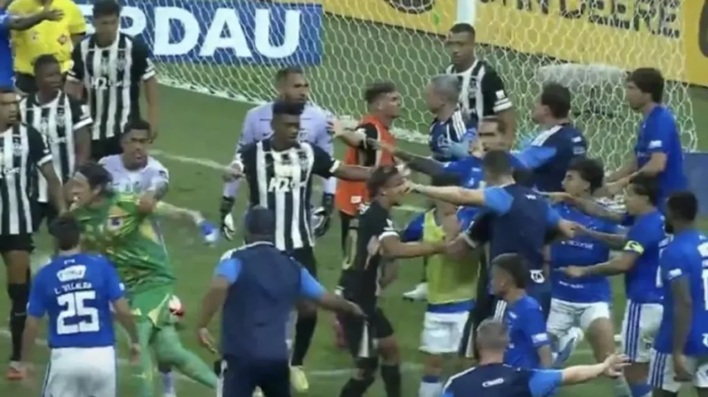 Βραζιλία: Χάος στο Κρουζέιρο – Ατλέτικο Μινέιρο με ξύλο και 23 αποβολές (+vid)