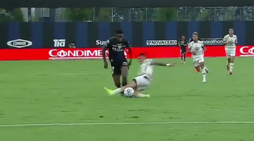 Δολοφονικό τάκλιν σε αγώνα στο Εκουαδόρ: Έσπασε το πόδι 22χρονου επιθετικού