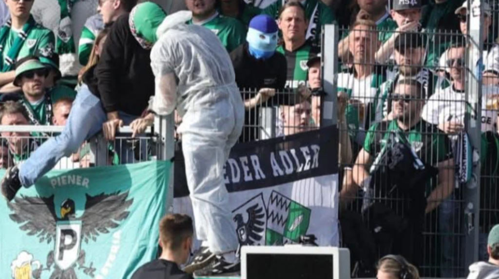 Απίθανα πράγματα στη Γερμανία – Οπαδοί «μπούκαραν» στο γήπεδο για να αποσυνδέσουν το VAR