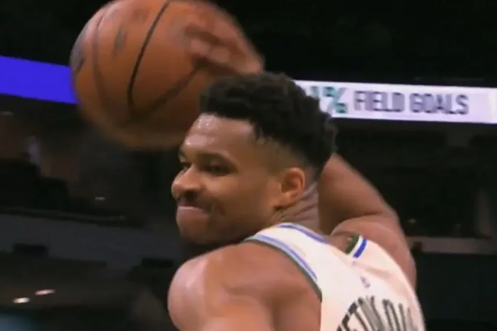 Εκνευρισμένος ο Αντετοκούνμπο: Πέταξε την μπάλα στην αναμέτρηση με τους Χοκς και πήρε τεχνική ποινή (+vid)