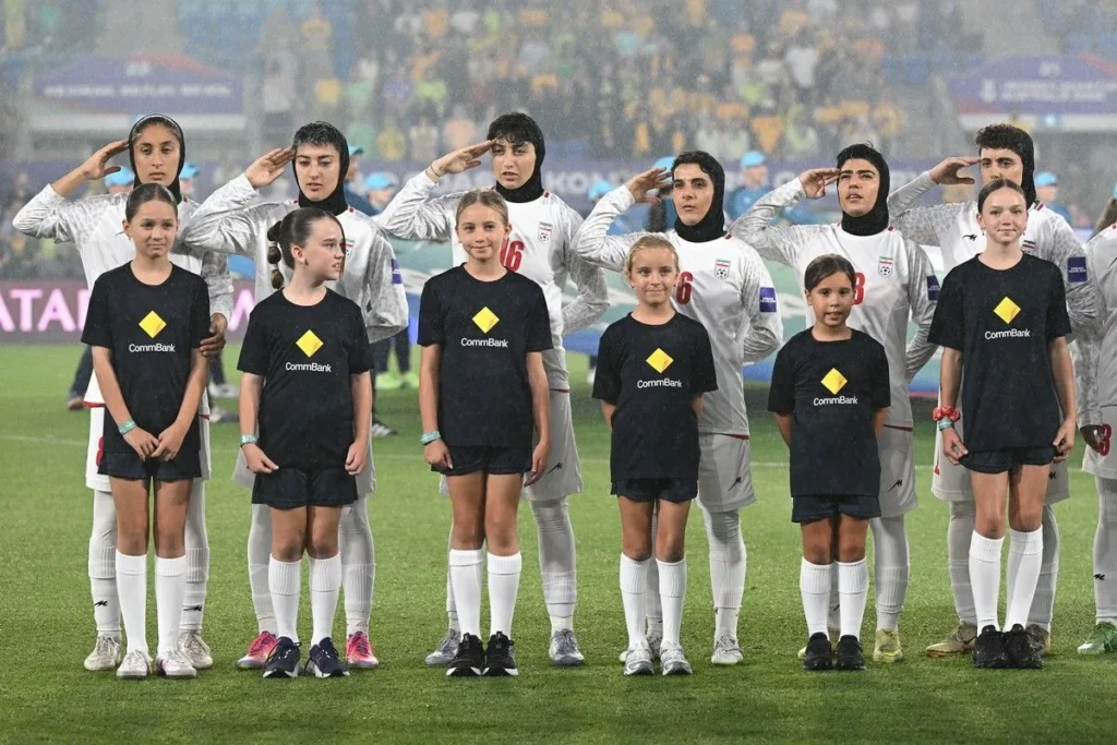 Πόλεμος στη Μέση Ανατολή: Η παίκτριες του Ιράν αυτή τη φορά τραγούδησαν τον ύμνο και με στρατιωτικό χαιρετισμό