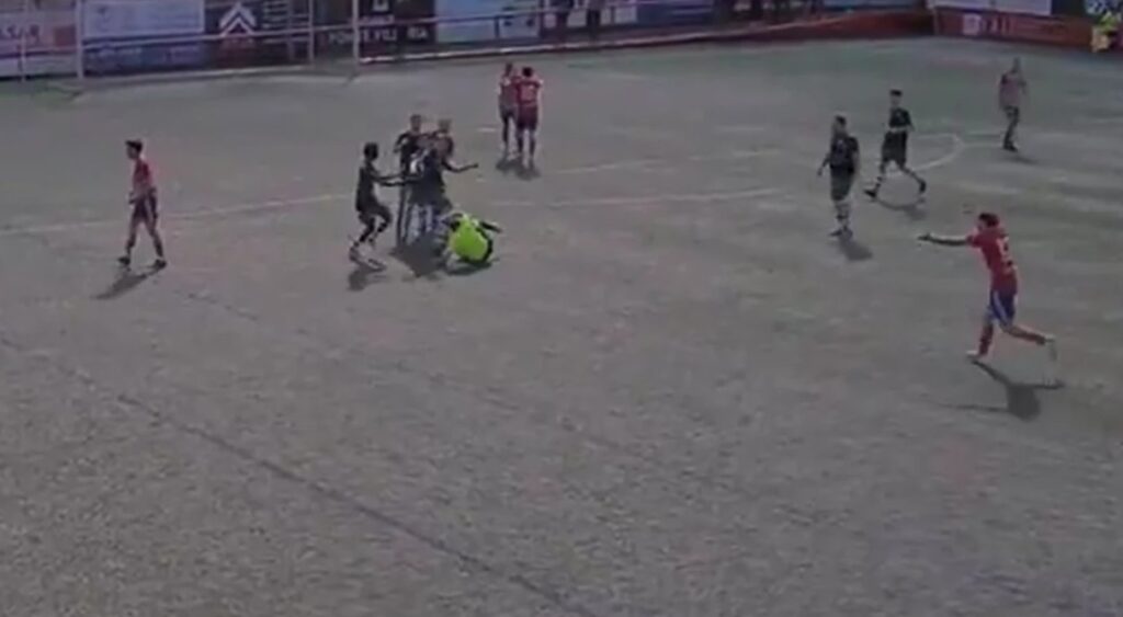 Ισπανία: Παίκτης γρονθοκόπησε διαιτητή και η ομάδα του τον υπερασπίστηκε