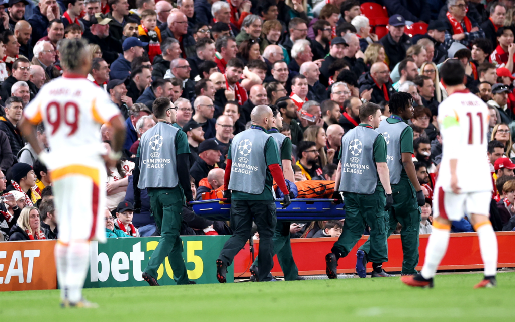 Champions League: «Πάγωσε» το Άνφιλντ από τον σοβαρό τραυματισμό του Νόα Λανγκ