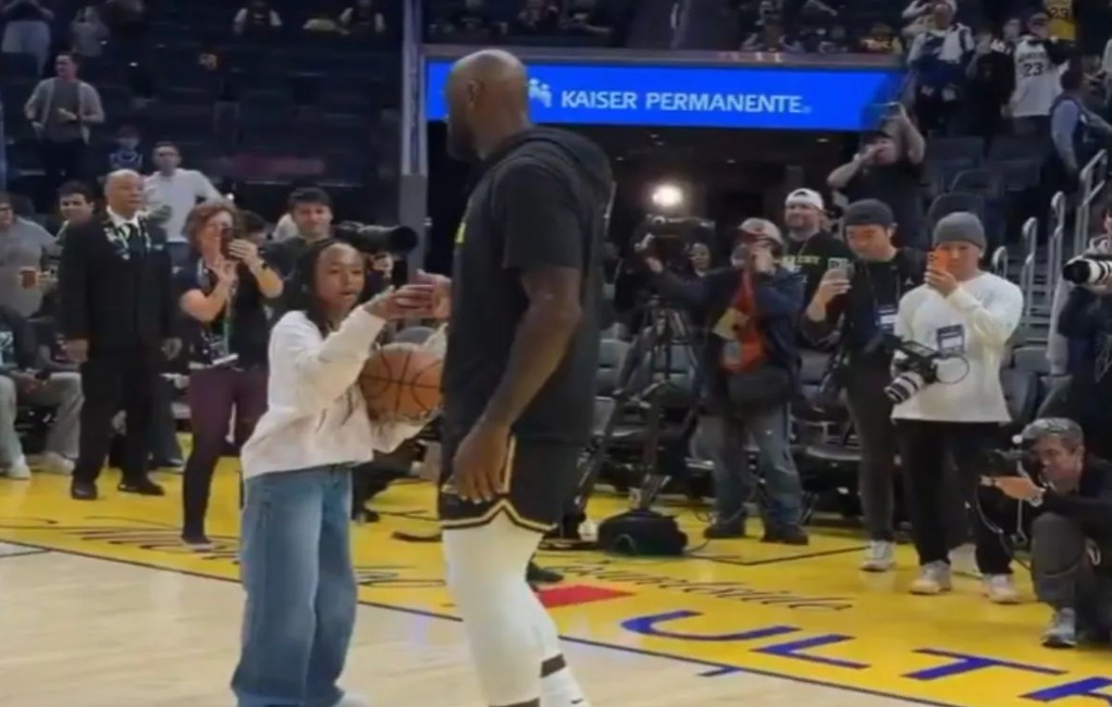 ΛεΜπρόν Τζέιμς: Το γλυκό στιγμιότυπο στο παρκέ με την κόρη του πριν από το Λέικερς – Γουόριορς