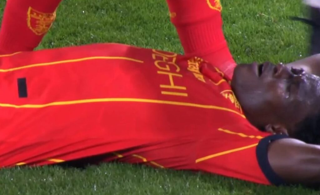 Νάπολι-Λέτσε: Παίκτης κατέρρευσε πιάνοντας το στήθος του