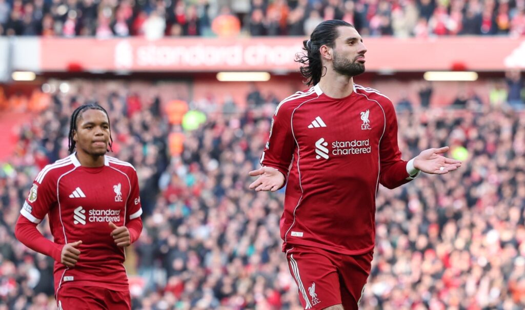 Πανό από οπαδούς της Λίβερπουλ κατά των παικτών: «Παλέψτε! Βγάζετε σε ένα μήνα, όσα εμείς σε χρόνια»