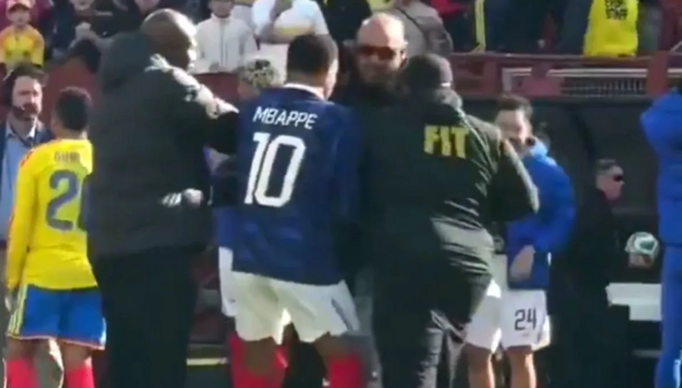 Εμπαπέ: Μπήκε στη μέση και προστάτευσε από τους σεκιούριτι πιτσιρικά οπαδό που μπούκαρε στο γήπεδο