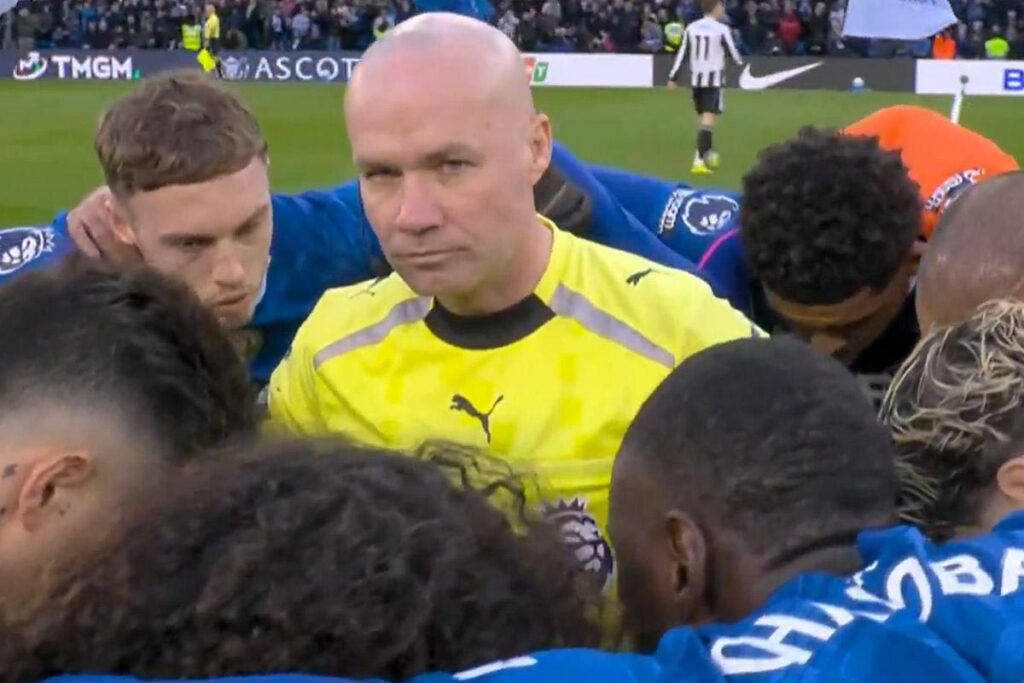 Τσέλσι: Σουρεάλ σκηνικό στο ματς με την Νιούκαστλ – Οι μπλε έδωσαν όρκο νίκης έχοντας στη μέση τον διαιτητή