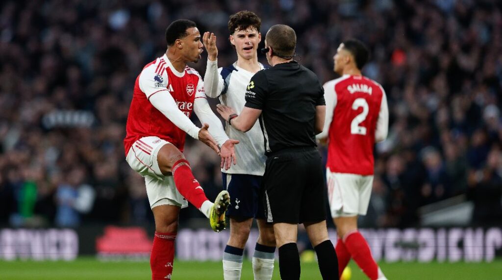 Στην αντεπίθεση η Τότεναμ – Ανακοίνωση κατά της διαιτησίας και του Χάουαρντ Γουέμπ