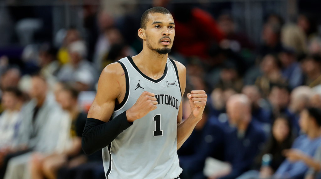 Μπακς τέλος για φέτος, οι Σπερς με μπροστάρη τον Γουεμπανιαμά τους διέλυσαν στο Μιλγουόκι