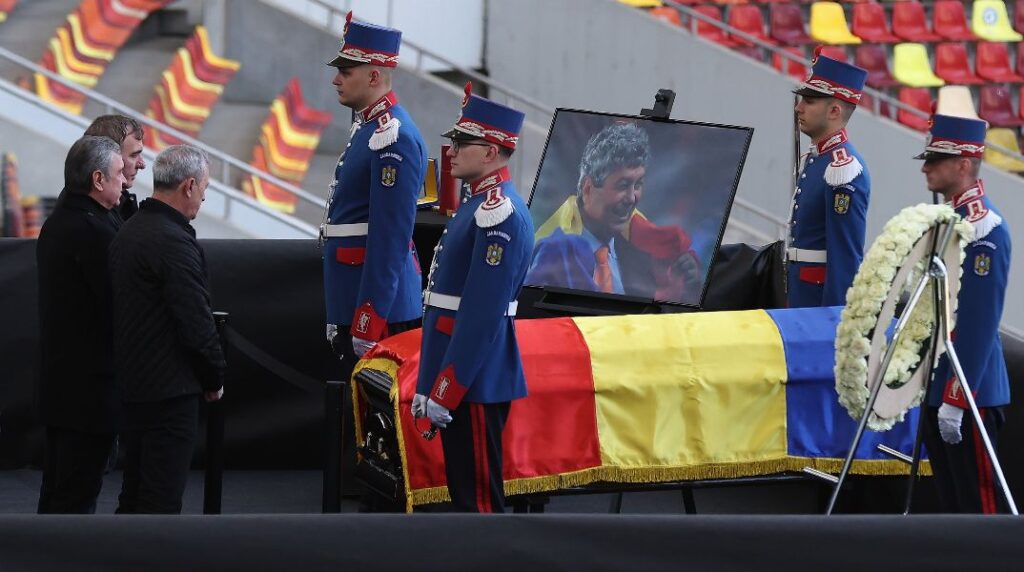 Μιρτσέα Λουτσέσκου: Συγκινητικές στιγμές στο λαϊκό προσκύνημα – Λύγισε ο Ραζβάν