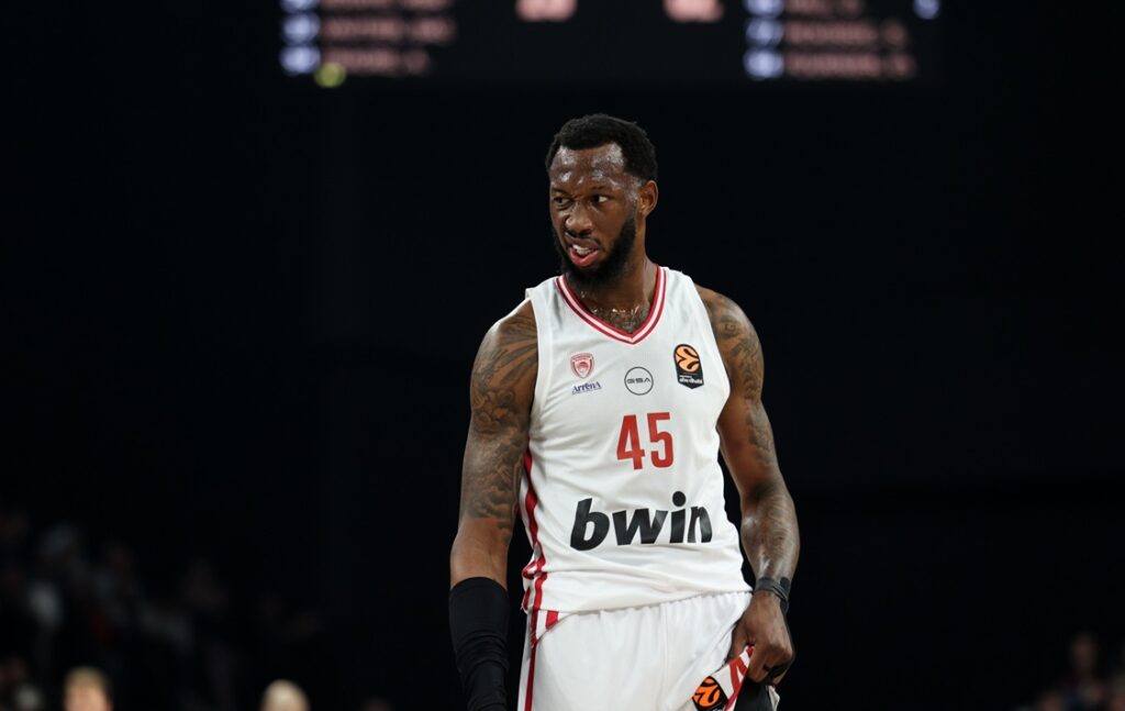 Βιλερμπάν-Ολυμπιακός 74-82: Mε μπροστάρη τον Χολ «πάτησε» κορυφή