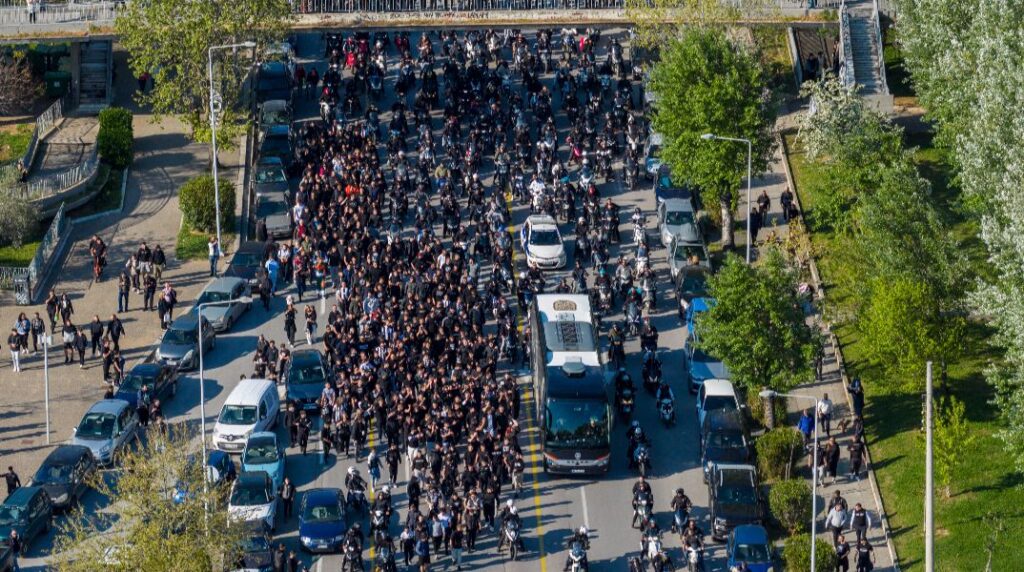 ΠΑΟΚ: Χαμός έξω από το Μακεδονία Palace – Πλήθος κόσμου συνόδευσε την αποστολή στην Τούμπα