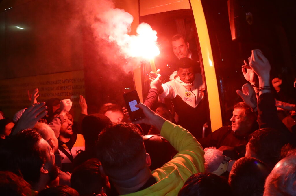 Αποθεωτική υποδοχή στη Νέα Φιλαδέλφια στους παίκτες της ΑΕΚ – «Νάτοι νάτοι οι πρωταθλητές»