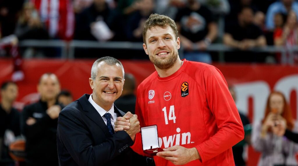 Ολυμπιακός: Η βράβευση του Σάσα Βεζένκοβ από τον Υπουργό Αθλητισμού της Βουλγαρίας