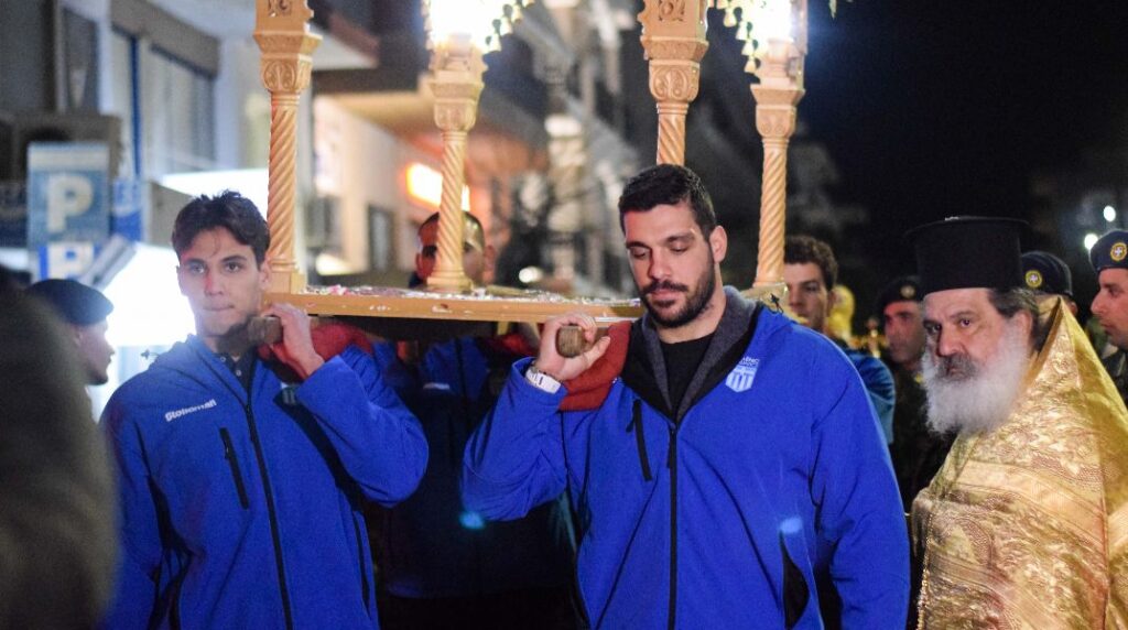 Διεθνείς της εθνικής ομάδας πόλο σήκωσαν τον Επιτάφιο στην Αλεξανδρούπολη