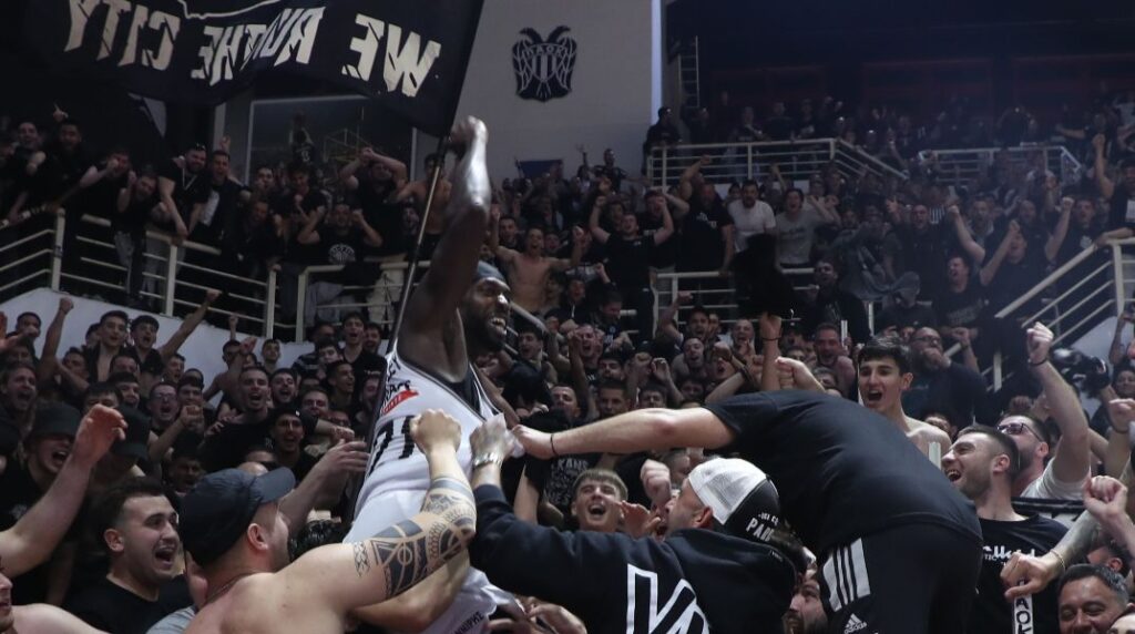 Τρελαμένος με τον ΠΑΟΚ ο Μπέβερλι – Ανέβηκε στην εξέδρα μετά τη νίκη του Άρη