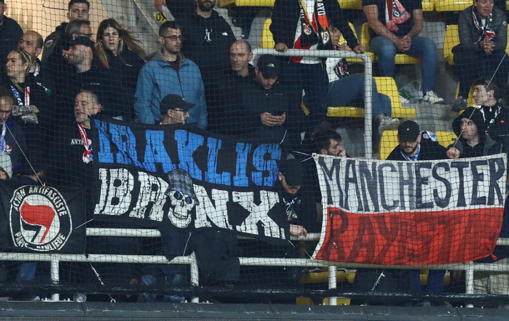 ΑΕΚ: Ύψωσαν πανό του Ηρακλή οι φίλοι της Ράγιο Βαγιεκάνο