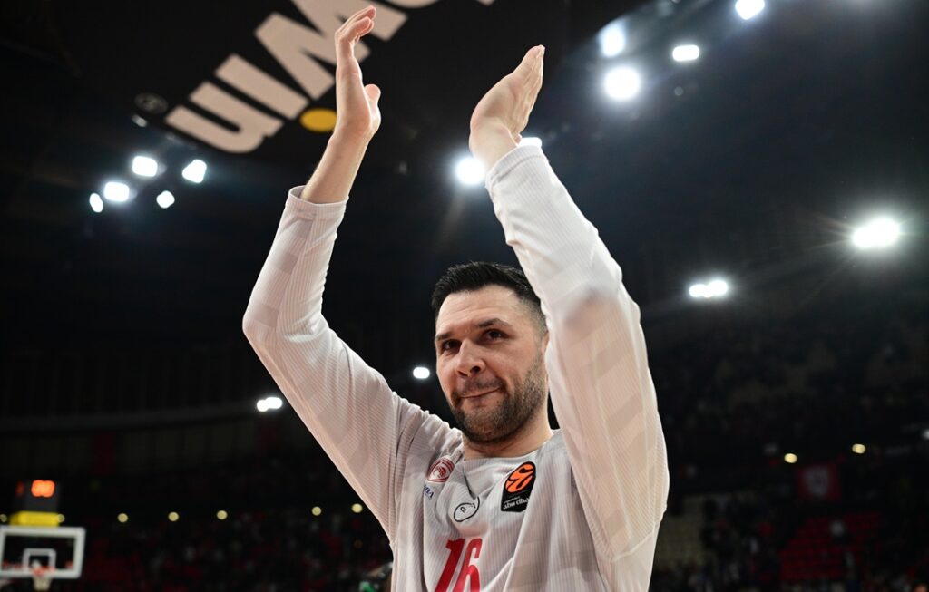 Παπανικολάου: «Δεν μπορώ εγώ να μετρήσω την προσφορά μου σε έναν σύλλογο που μου έχει δώσει τα πάντα από μικρό παιδί»