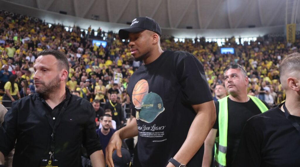 «Σείστηκε» το Αλεξάνδρειο με την εμφάνιση του Γιάννη Αντετοκούνμπο και της οικογένειάς του (vid)