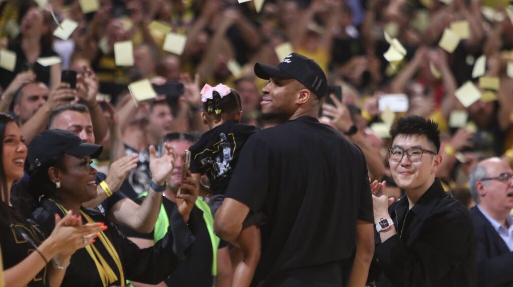 Μαγεύτηκε με την ατμόσφαιρα στο Παλαί ο Αντετοκούνμπο – «Δεν την περίμενα αυτή την υποδοχή, είναι απίστευτο»