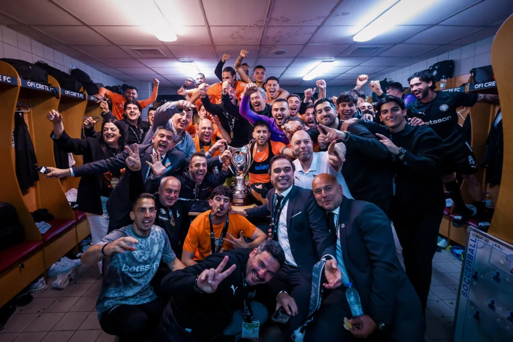 Το ξέφρενο πάρτι των ανθρώπων του ΟΦΗ στα αποδυτήρια του Πανθεσσαλικού