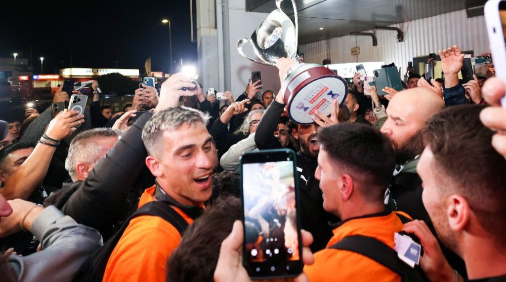 Πανηγυρισμοί μεχρί πρωίας στο Ηράκλειο για τον ΟΦΗ – Κόσμος και παίχτες έγιναν ένα στο αεροδρόμιο (vid)