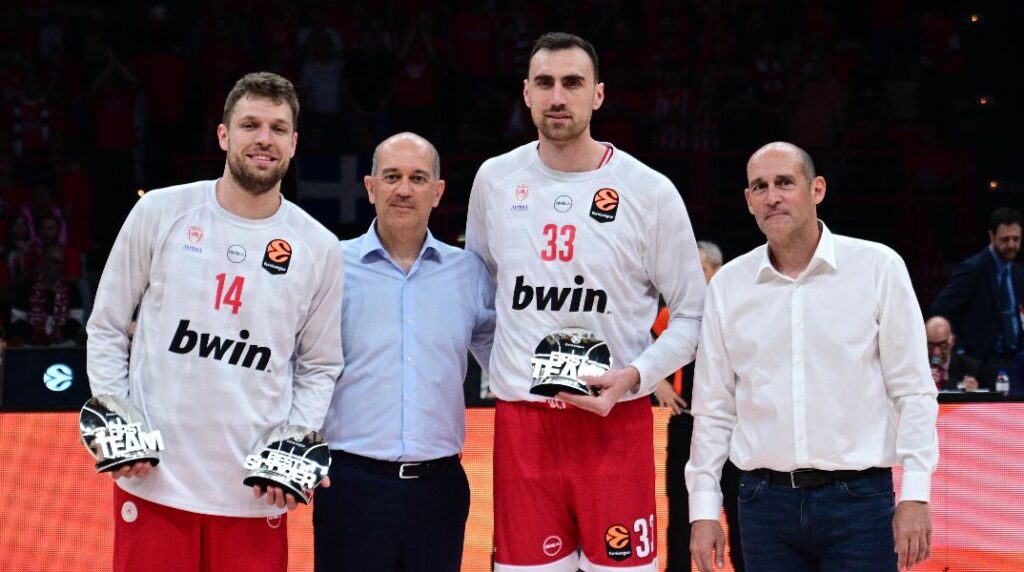 Ολυμπιακός: Αποθέωση και βράβευση στο ΣΕΦ για Βεζένκοφ και Μιλουτίνοφ
