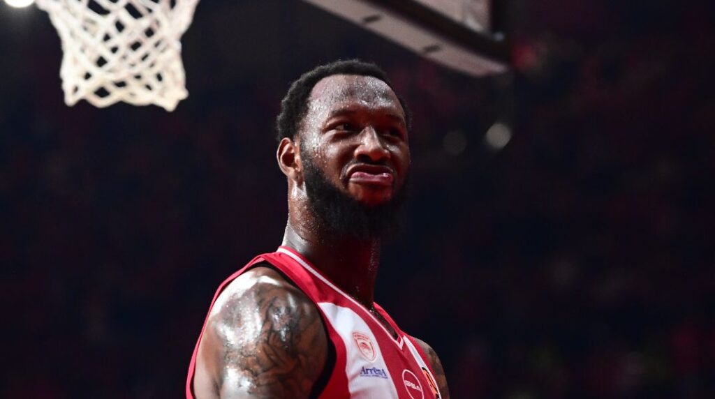 Η φάση του αγώνα στο ΣΕΦ – Τα crossover του Τζόσεφ και το μυθικό κάρφωμα του Χολ (vid)