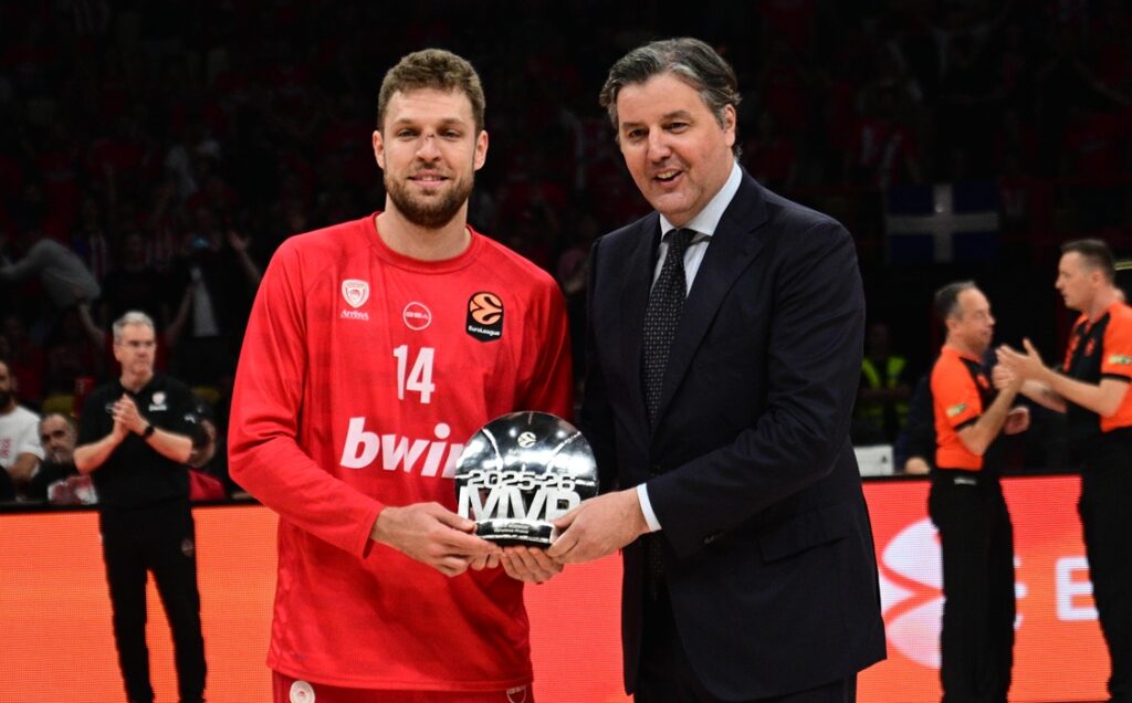 Ολυμπιακός: Ο Μποντιρόγκα έδωσε το βραβείο του MVP στον Βεζένκοβ