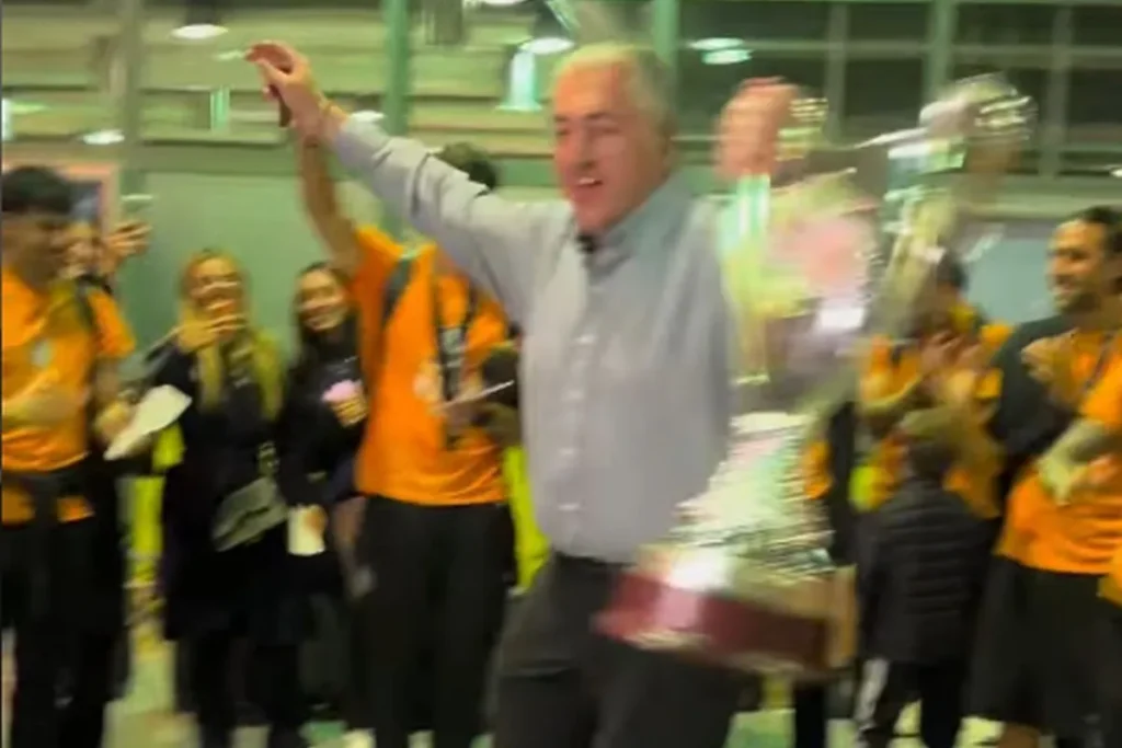 Τρέλα στον ΟΦΗ: Ο Μπούσης χόρεψε ζεϊμπέκικο στο αεροδρόμιο μαζί με το κύπελλο (+vid)