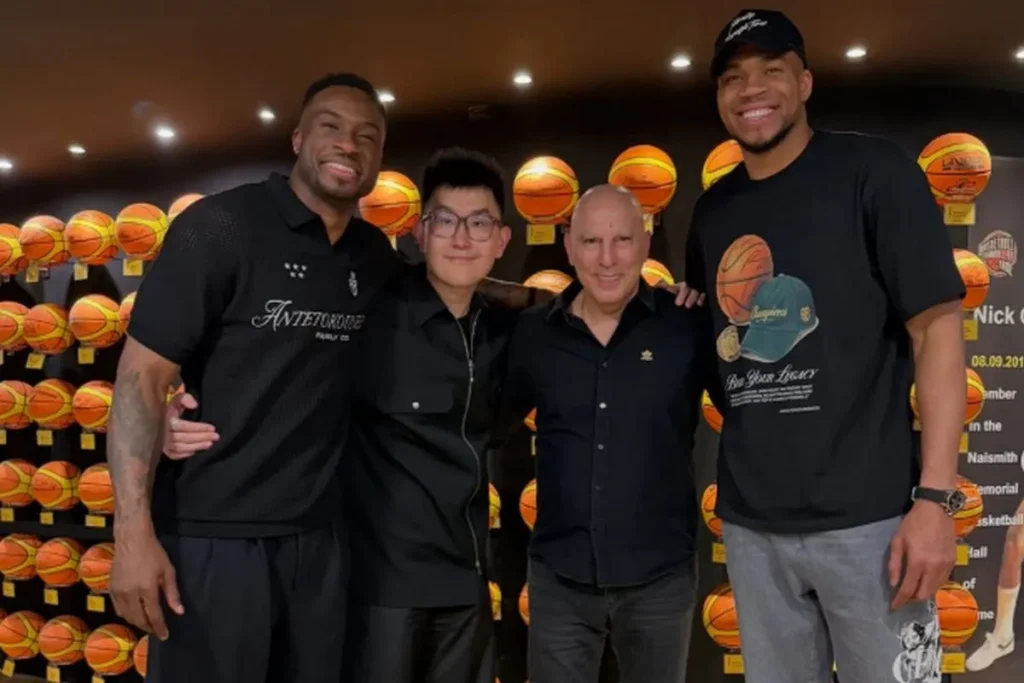 Το κλικ της βραδιάς: Γκάλης, Γιάννης, Θανάσης και Σιάο στο πιο ωραίο κλικ στο Αλεξάνδρειο