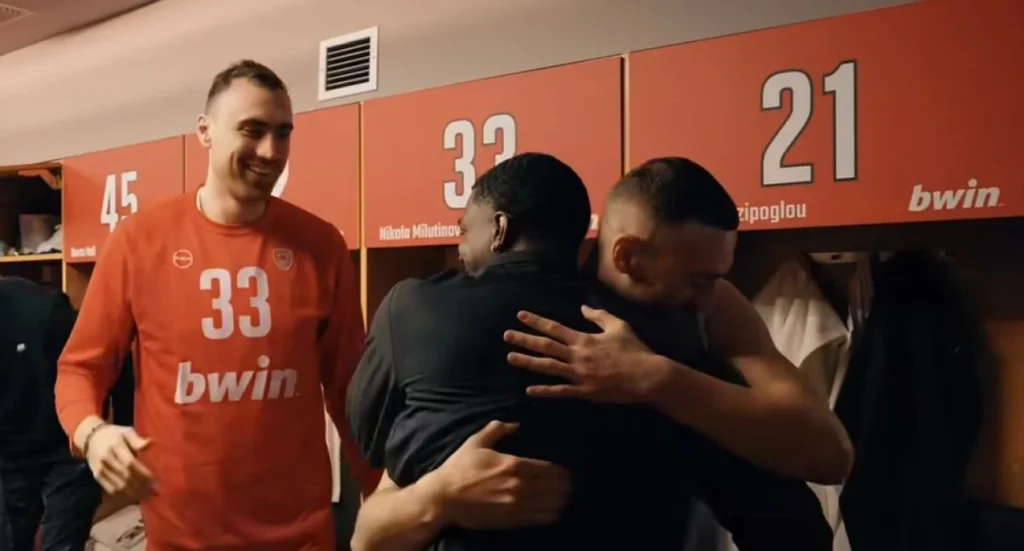 Η έκπληξη της ημέρας: Ο Κίναν Έβανς μπούκαρε στα αποδυτήρια του Ολυμπιακού (+vid)