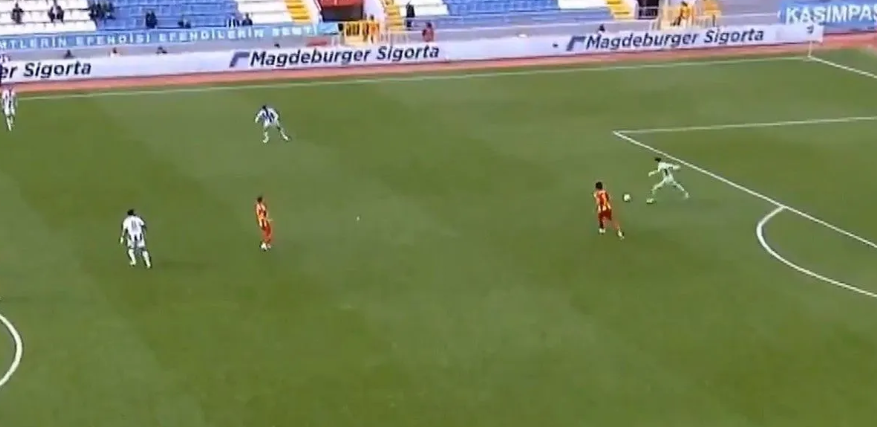 Δεν γίνονται αυτά: Ο Γιαννιώτης σκόραρε με βολέ από το τέρμα του – Γκολ της χρονιάς στην Τουρκία (vid)