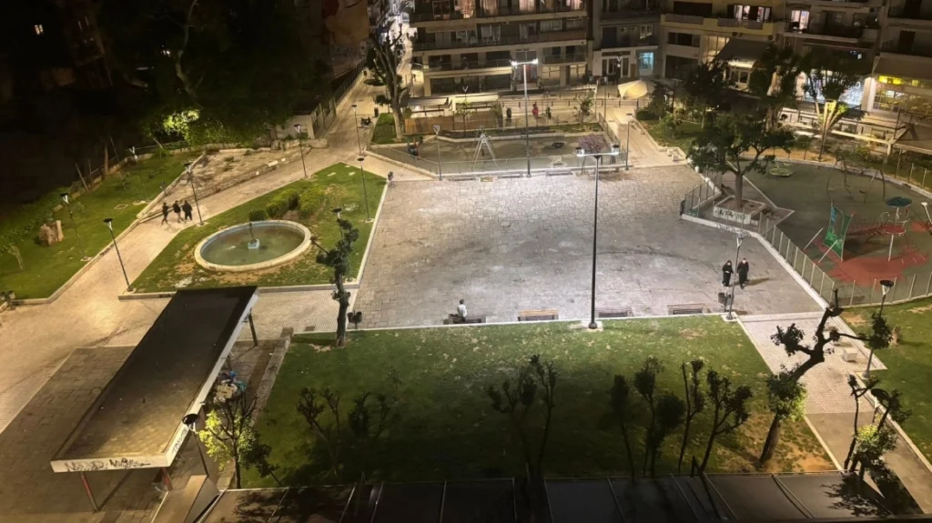 ΠΑΟΚ: Οι οπαδοί καθάρισαν την πλατεία Ναυαρίνου μετά τον τελικό με την Μπιλμπάο