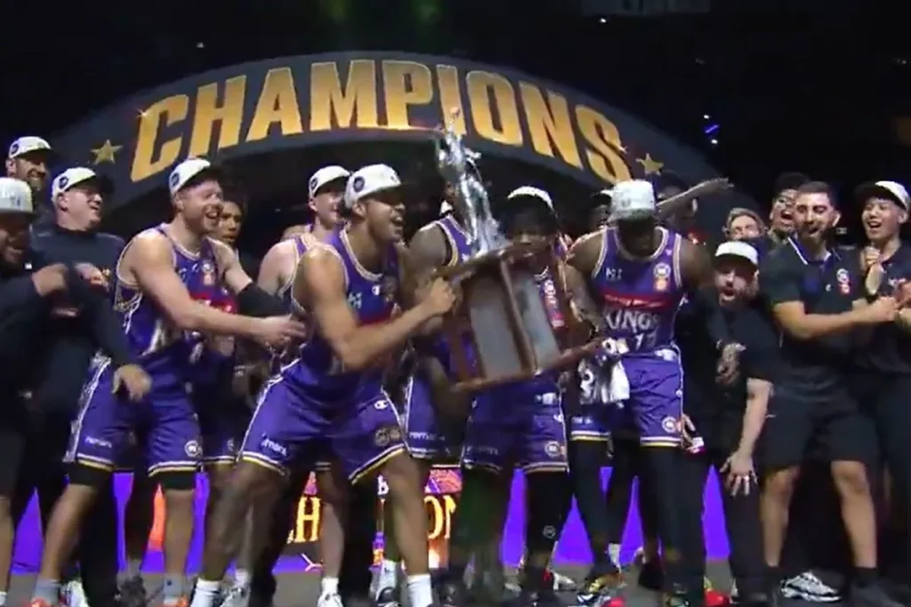 NBL: Έσπασε το τρόπαιο την ώρα της απονομής στους Κινγκς