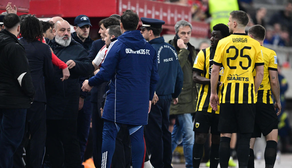 Ολυμπιακός – ΑΕΚ: Ένταση στη φυσούνα πριν το δεύτερο ημίχρονο του ματς