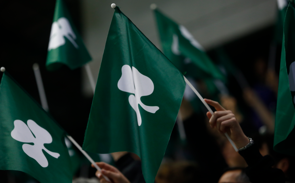 Παναθηναϊκός – Ολυμπιακός: Φίλαθλος των πρασίνων έφυγε με φορείο από γήπεδο μετά από λιποθυμικό επεισόδιο